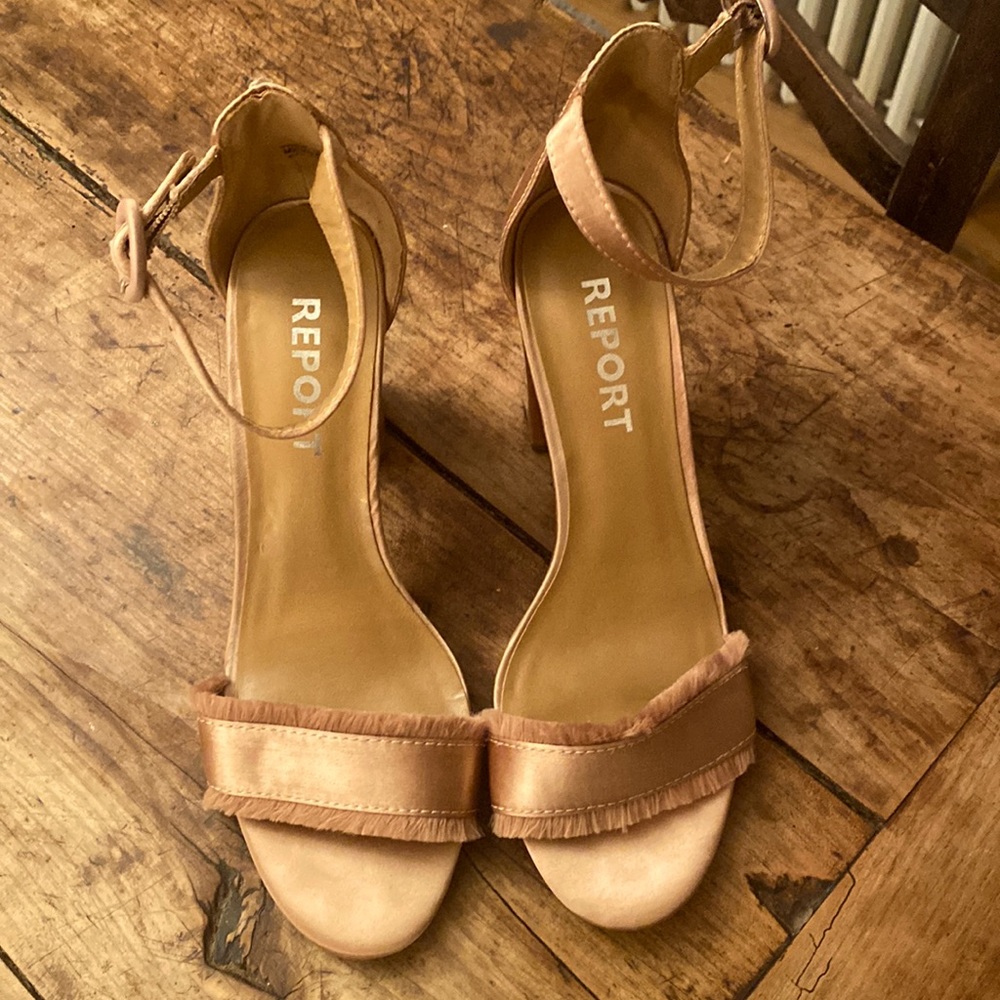 Beautiful heel in the softest pink/blush hue. Size 8. 3.5 “ block heel